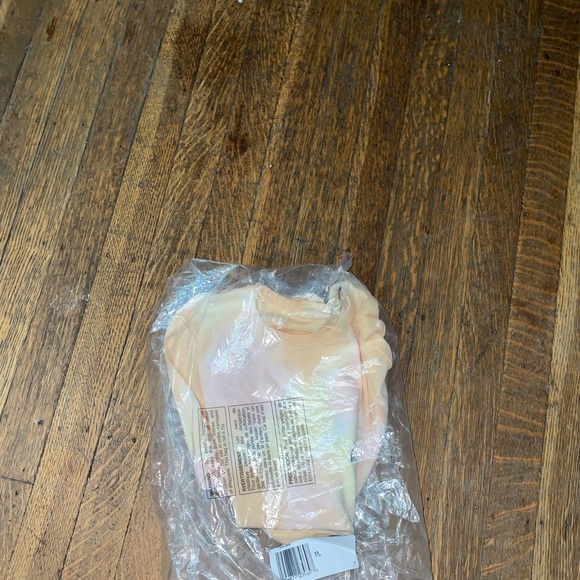 Levi’s tie dye tee 💫 🌈 - Picture 3 of 9